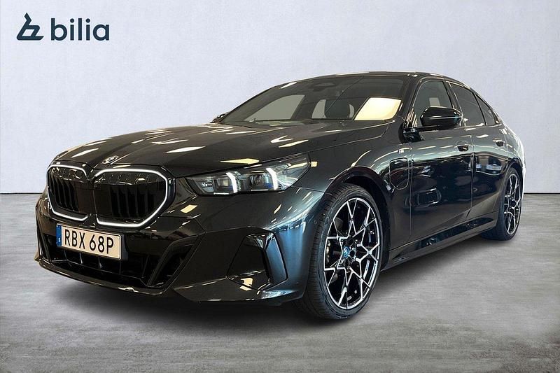 Svart Begagnad 2025 BMW 530e Performance Sedan | 729 000 kr (Dyr) - Bild 1/4