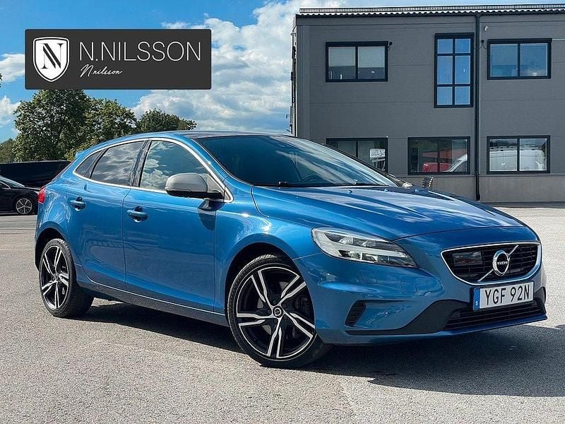 Blå Begagnad 2019 Volvo V40 R-Design Kombi | 209 000 kr (Marknadspris) - Bild 1/4