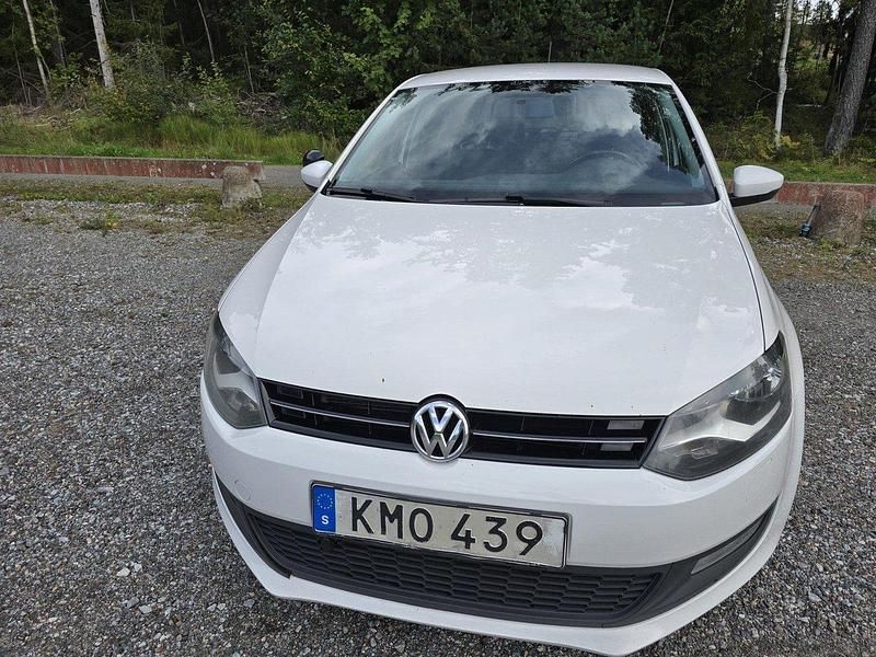 Vit Begagnad 2014 VW Polo Halvkombi | 63 000 kr (Marknadspris) - Bild 1/4