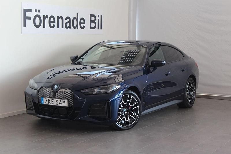 Blå Begagnad 2025 BMW i4 M Sport Sedan | 699 000 kr - Bild 1/4