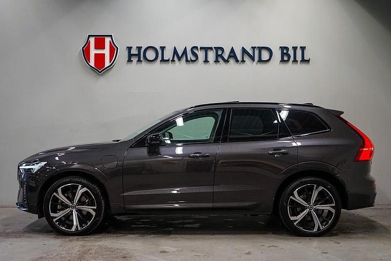 Grå Begagnad 2023 Volvo XC60 Plus SUV | 509 900 kr (Marknadspris) - Bild 1/4