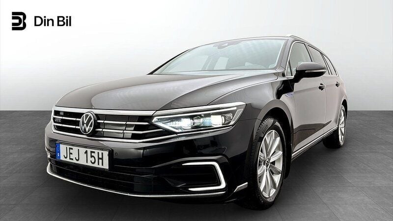 Svart Begagnad 2023 VW Passat Executive Kombi | 324 500 kr (Superpris) - Bild 1/3