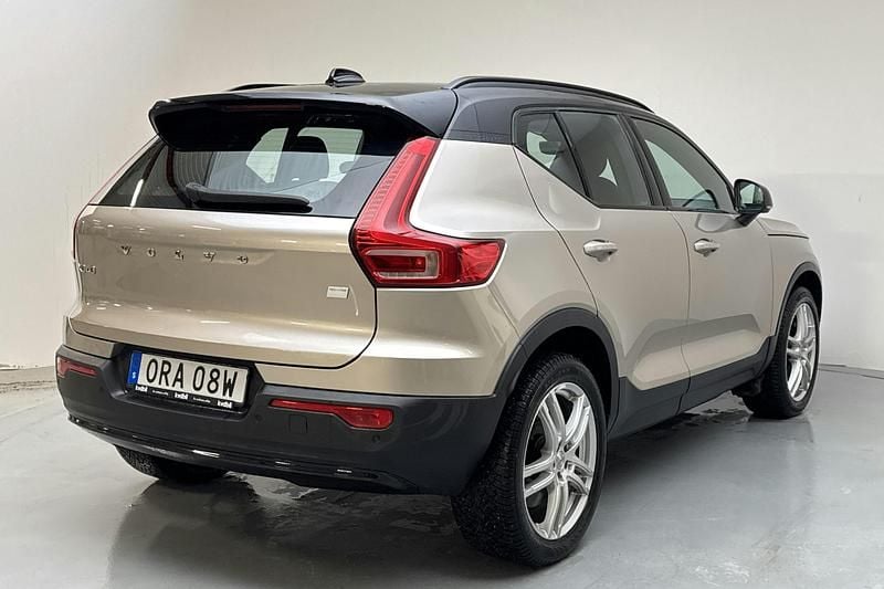 Begagnad Volvo XC40 Core 169 kW (231 HK) 2023 Ljusgrå SUV
