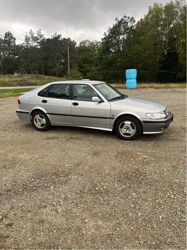 Grå Begagnad 2000 Saab 9-3 Halvkombi | 10 000 kr (Marknadspris) - Bild 1/4