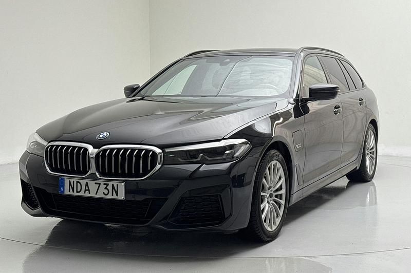 Svart Begagnad 2022 BMW 530 M Sport Kombi | 304 900 kr - Bild 1/4