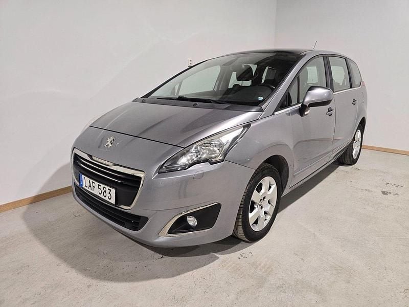Grå Begagnad 2016 Peugeot 5008 Minibuss | 109 500 kr (Marknadspris) - Bild 1/4