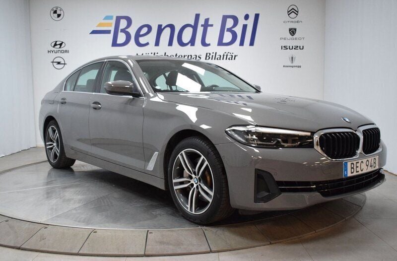 Grå Begagnad 2020 BMW 530e Sedan | 329 800 kr (Bra pris) - Bild 1/3