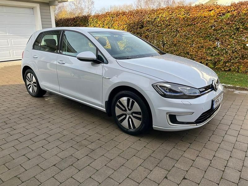 Silver white Begagnad 2019 VW e-Golf Halvkombi | 149 000 kr (Marknadspris) - Bild 1/4