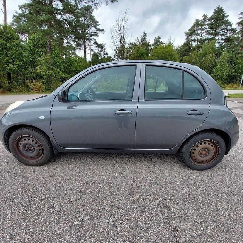 Grå Begagnad 2004 Nissan Micra Halvkombi | 29 900 kr (Marknadspris) - Bild 1/4