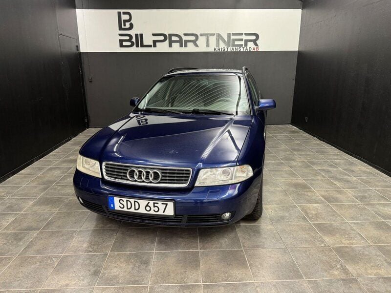 Mörkblå Begagnad 2000 Audi A4 Ambiente Kombi | 29 990 kr - Bild 1/4
