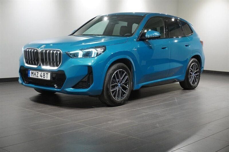 Blå Begagnad 2022 BMW iX1 M Sport SUV | 479 900 kr (Bra pris) - Bild 1/4