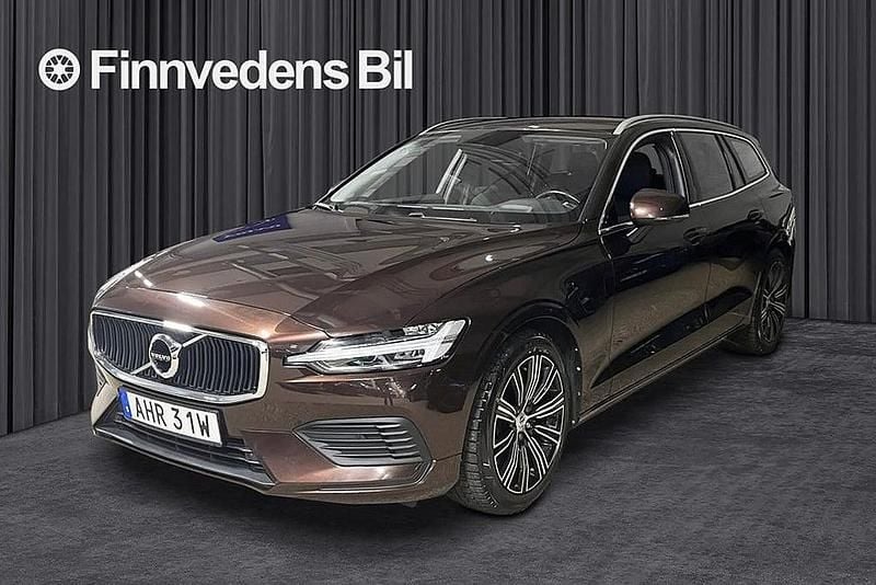 Begagnad Volvo V60 Momentum 253 HK (186 kW) 2020 Mörkbrun Kombi