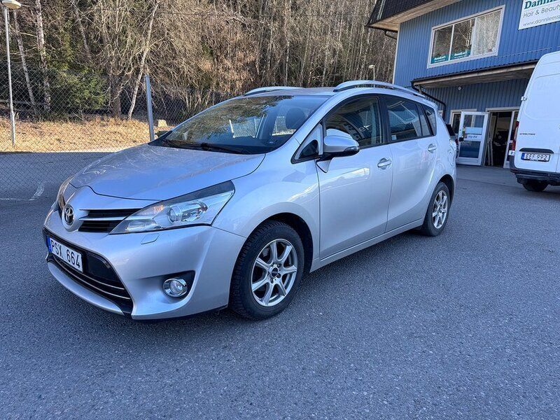Silver Begagnad 2013 Toyota Corolla Business Edition Kombi | 135 900 kr - Bild 1/4