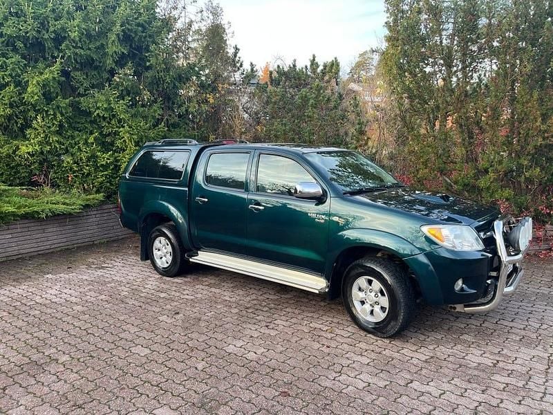 Grön och kromfärgad Begagnad 2008 Toyota HiLux Pickup | 148 000 kr (Marknadspris) - Bild 1/2