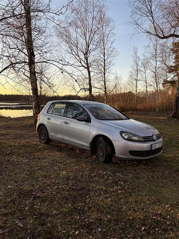 Begagnad 2010 VW Golf VI Halvkombi | 43 000 kr (Marknadspris) - Bild 1/4