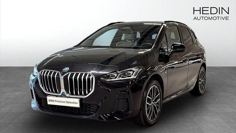 Svart (black) Begagnad 2024 BMW 230 M Sport Kombi | 419 700 kr - Bild 1/4