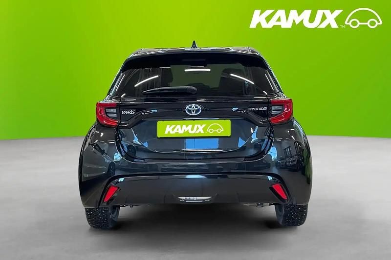 Begagnad Toyota Yaris Hybrid Style 116 HK (85 kW) 2023 Svart Halvkombi