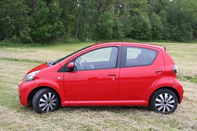 Röd Begagnad 2009 Toyota Aygo Halvkombi | 55 000 kr (Marknadspris) - Bild 1/4