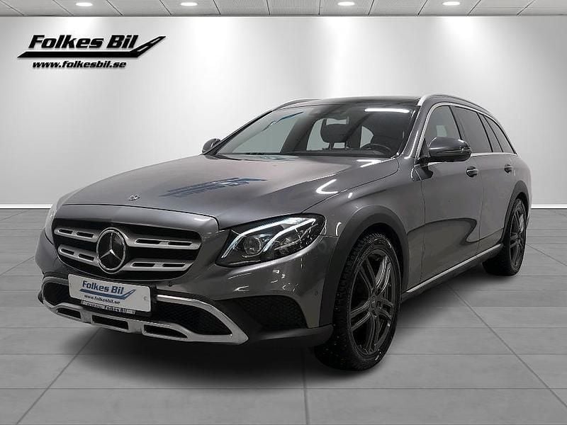 Grå Begagnad 2017 Mercedes E220 Avantgarde Kombi | 259 000 kr (Marknadspris) - Bild 1/4