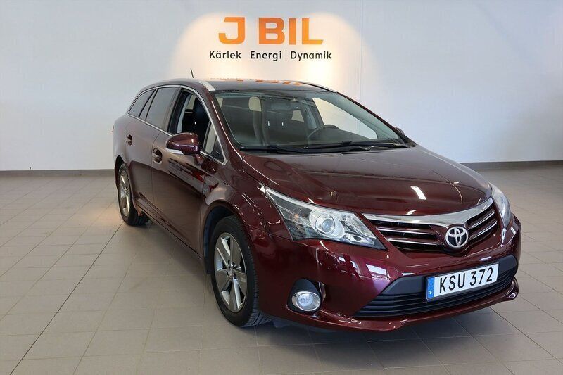Mörkröd Begagnad 2015 Toyota Avensis Multidrive S Kombi | 144 900 kr (Marknadspris) - Bild 1/4