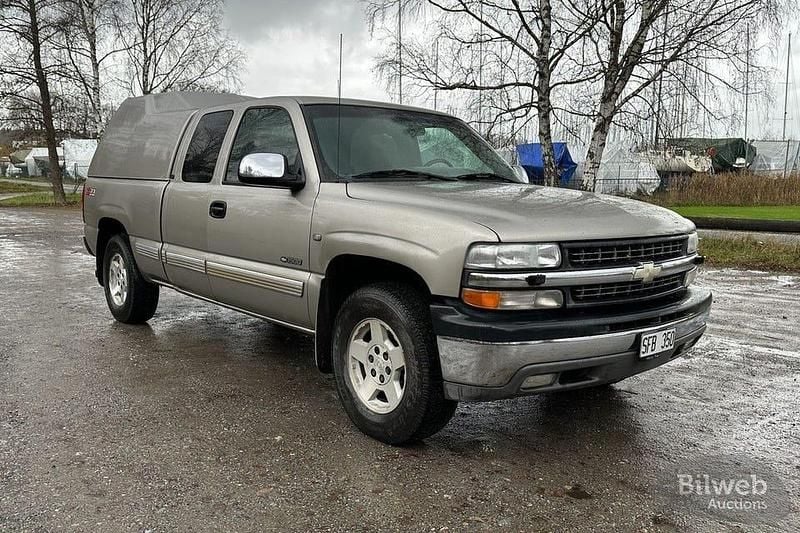 Gråmetallic Begagnad 2001 Chevrolet Silverado LT Van | 120 000 kr (Marknadspris) - Bild 1/4