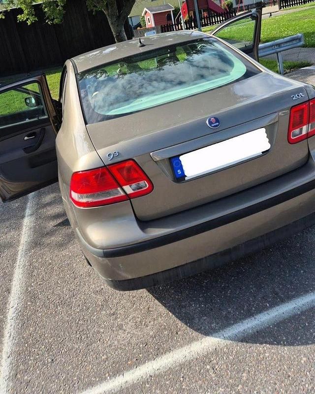 Brun Begagnad 2004 Saab 9-3 Linear Sedan | 10 000 kr (Marknadspris) - Bild 1/4