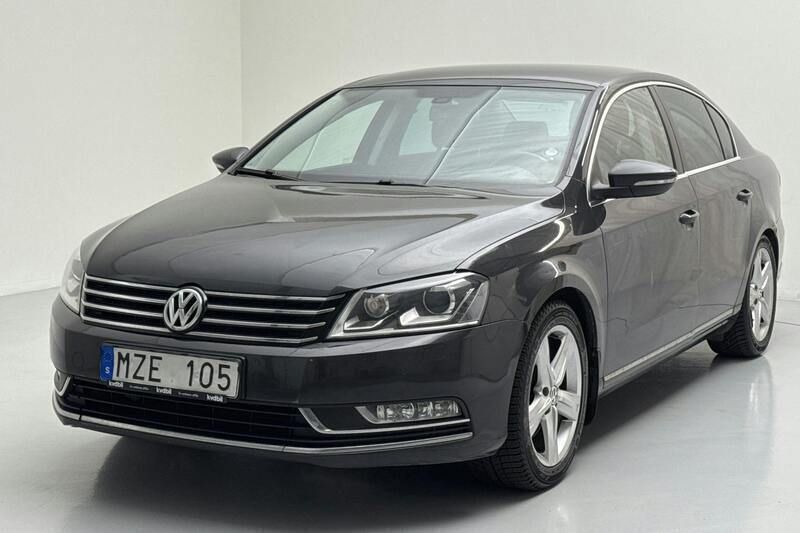 Mörkgrå Begagnad 2013 VW Passat Sedan | 88 000 kr (Bra pris) - Bild 1/4