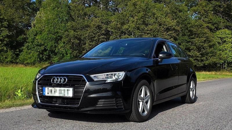 Svart Begagnad 2020 Audi A3 Sportback Proline Halvkombi | 199 900 kr (Marknadspris) - Bild 1/4