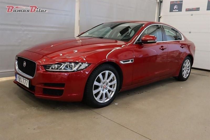 Röd Begagnad 2016 Jaguar XE Sedan | 109 900 kr (Marknadspris) - Bild 1/4