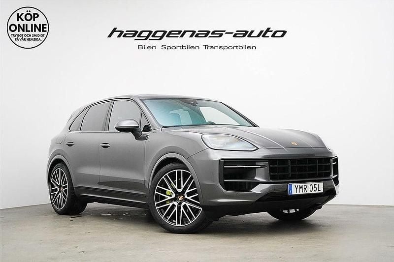 Grå Begagnad 2023 Porsche Cayenne SUV | 1 095 000 kr - Bild 1/4