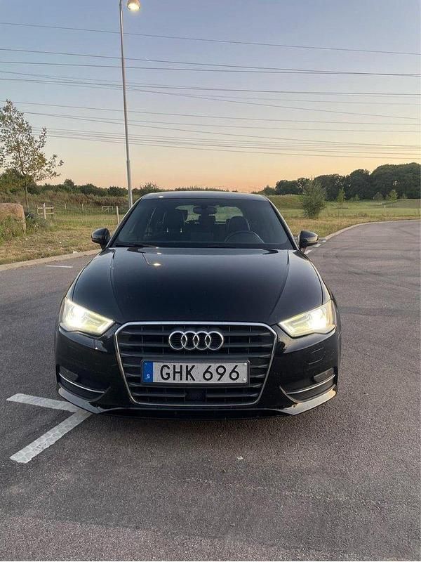 Svart Begagnad 2014 Audi A3 Sportback Ambition Halvkombi | 135 000 kr (Marknadspris) - Bild 1/4
