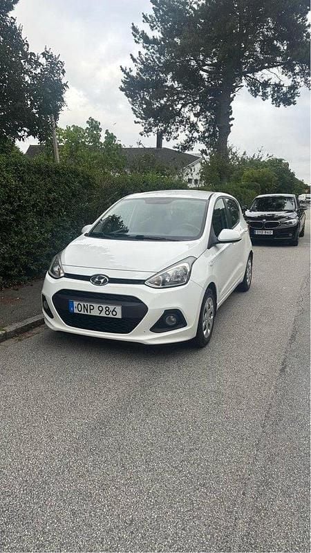 Vit Begagnad 2014 Hyundai i10 Halvkombi | 34 900 kr (Marknadspris) - Bild 1/4