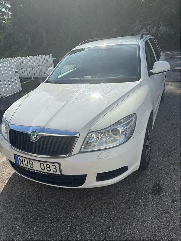 Vit Begagnad 2012 Skoda Octavia Ambiente Kombi | 34 000 kr (Bra pris) - Bild 1/4