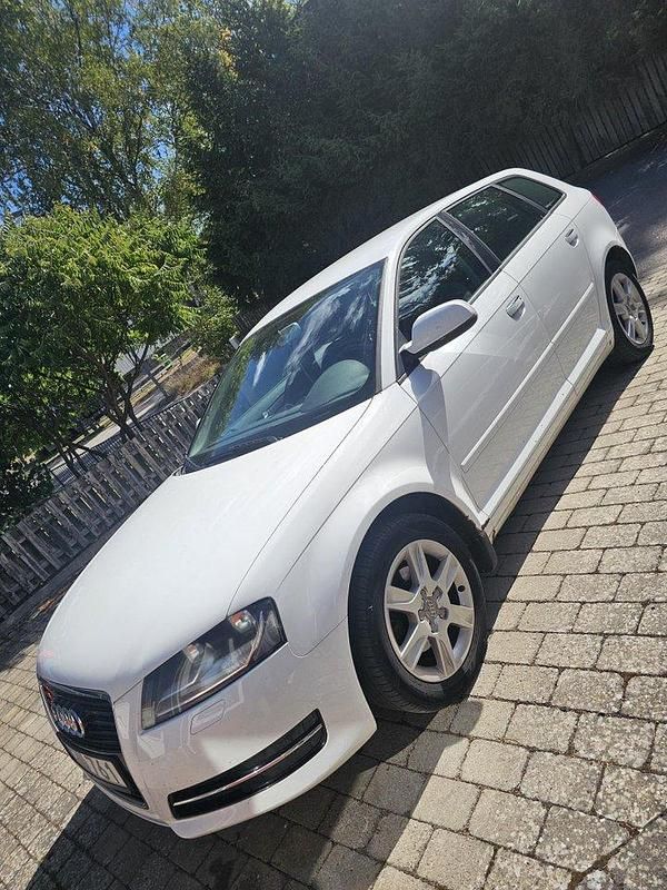 Vit Begagnad 2011 Audi A3 Sportback Attraction Halvkombi | 40 000 kr (Bra pris) - Bild 1/4