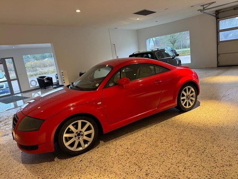 Röd Begagnad 2002 Audi TT Sportkupé | 64 900 kr (Marknadspris) - Bild 1/4