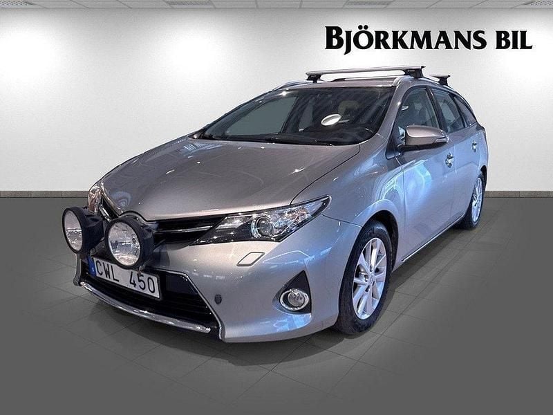 Ljusgrå (lgrå) Begagnad 2013 Toyota Auris Touring Sports Kombi | 99 800 kr (Marknadspris) - Bild 1/4
