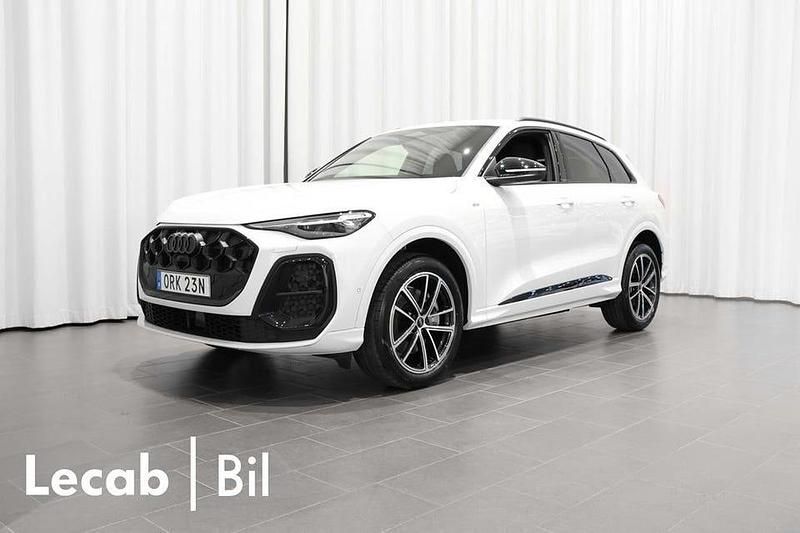 Vit (glaciärvit metallic) Ny 2025 Audi Q5 Sportback S-Line SUV | 762 600 kr (Marknadspris) - Bild 1/4