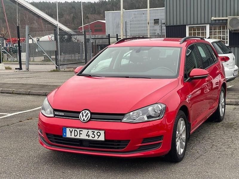 Röd Begagnad 2016 VW Golf VII Kombi | 104 990 kr (Superpris) - Bild 1/4