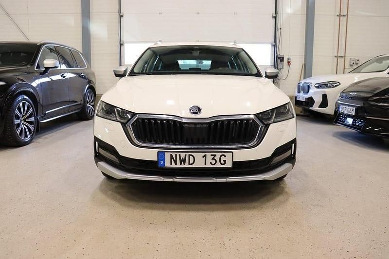 Begagnad Skoda Octavia Scout 200 HK (147 kW) 2022 Vit Kombi