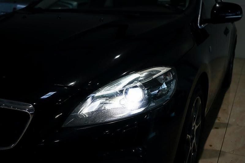 Begagnad Volvo V40 Ocean Race 150 HK (110 kW) 2015 Svart Halvkombi