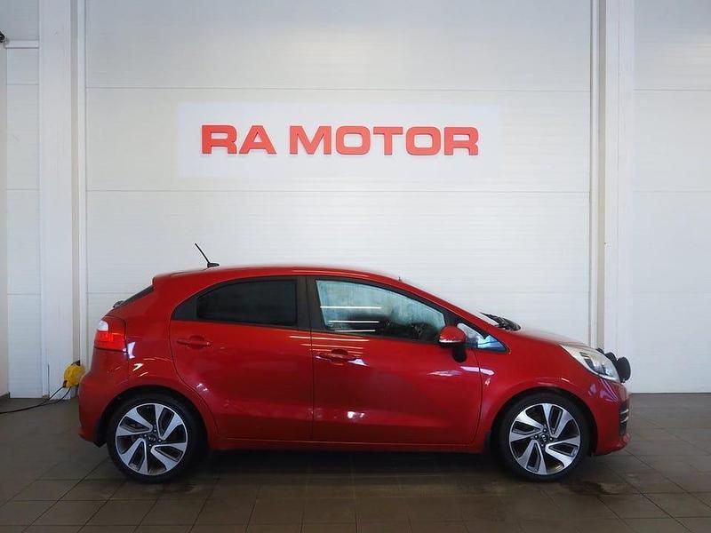 Begagnad Kia Rio 84 HK (61 kW) 2015 Röd Halvkombi