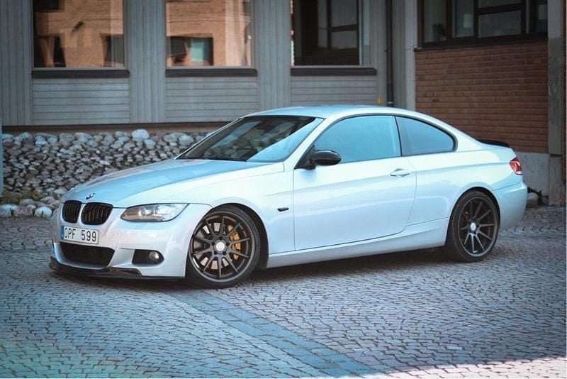 Grå Begagnad 2007 BMW 335 Comfort Edition Sportkupé | 169 000 kr (Marknadspris) - Bild 1/4