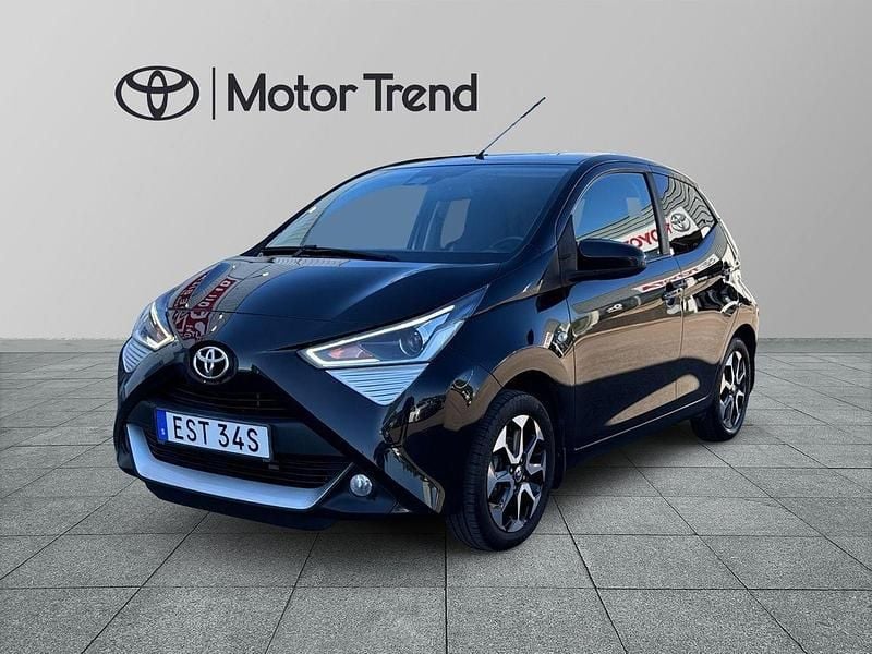 Svart Begagnad 2019 Toyota Aygo X-play Halvkombi | 99 900 kr (Marknadspris) - Bild 1/4