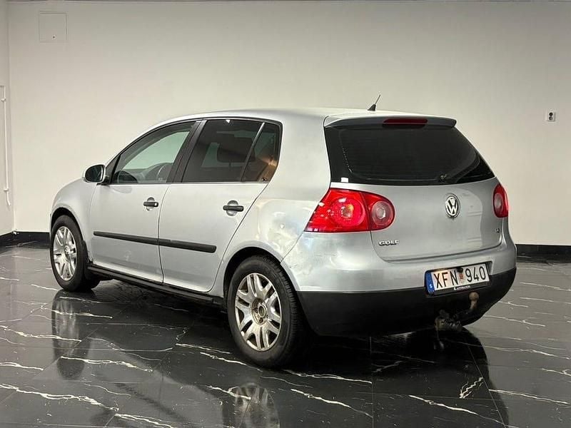 Begagnad VW Golf IV Trendline 102 HK (75 kW) 2005 Silver Halvkombi