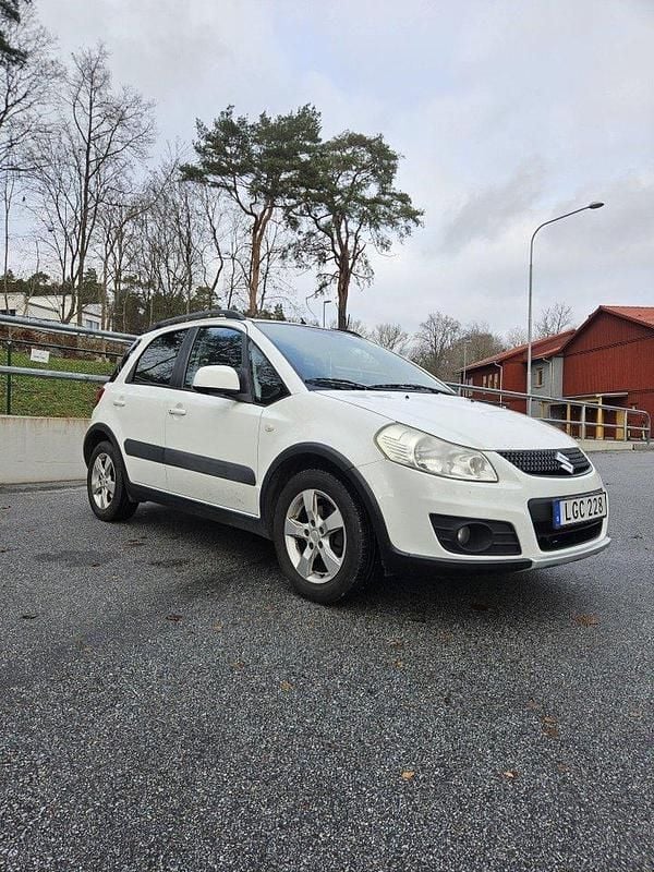 Vit Begagnad 2011 Suzuki SX4 Halvkombi | 40 900 kr (Bra pris) - Bild 1/4