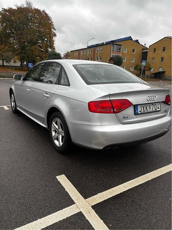 Silver Begagnad 2010 Audi A4 Sedan | 72 000 kr (Marknadspris) - Bild 1/4