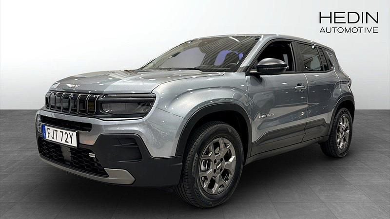 Grå (grey) Begagnad 2024 Jeep Avenger SUV | 259 900 kr - Bild 1/4
