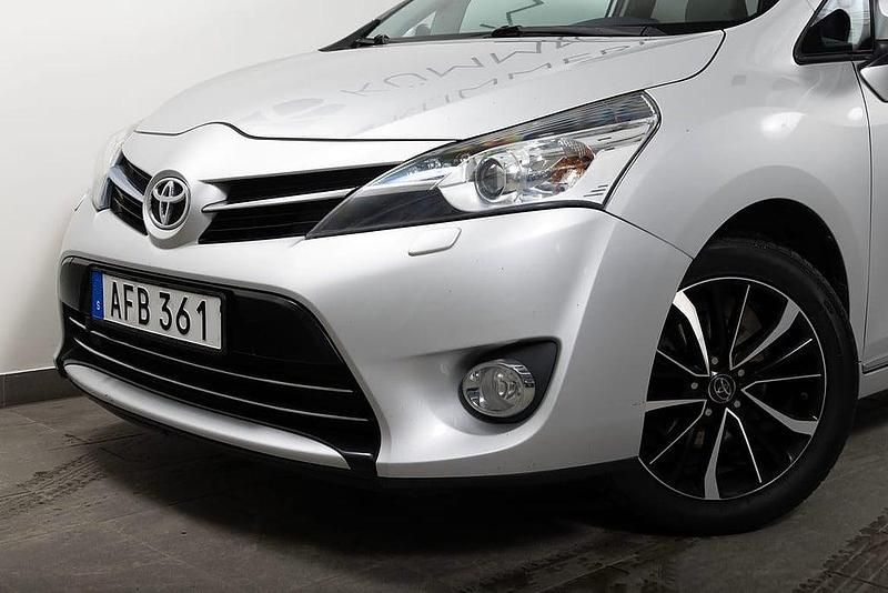 Begagnad Toyota Verso Multidrive S 148 HK (108 kW) 2017 Silver Minibuss