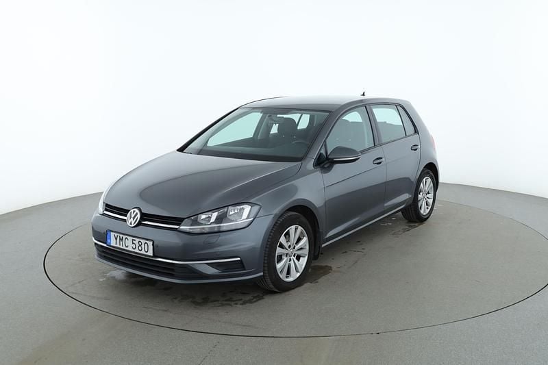 Mörkgrå Begagnad 2017 VW Golf VII Halvkombi | 128 000 kr (Bra pris) - Bild 1/4