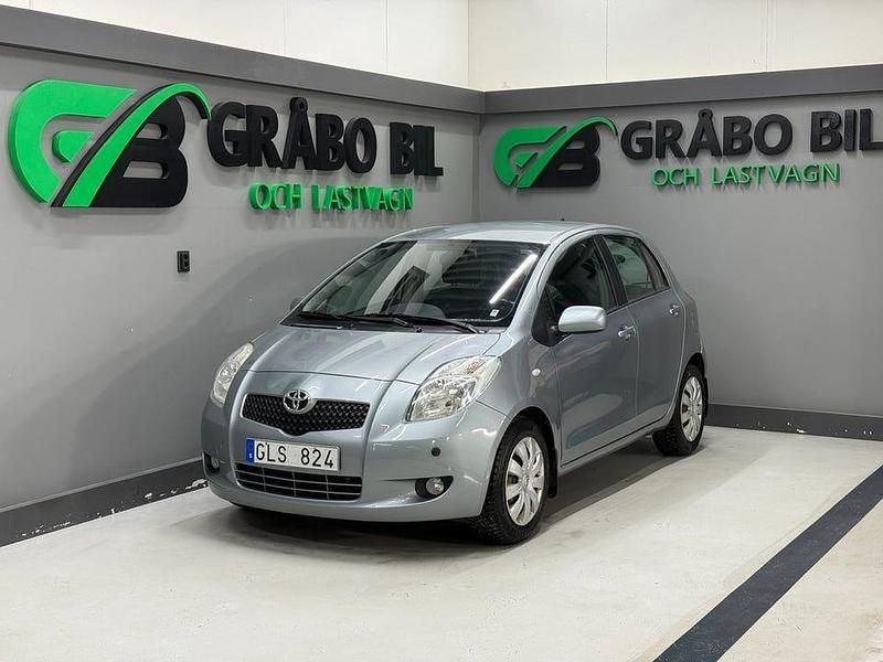 Grå Begagnad 2007 Toyota Yaris Halvkombi | 69 900 kr (Marknadspris) - Bild 1/4